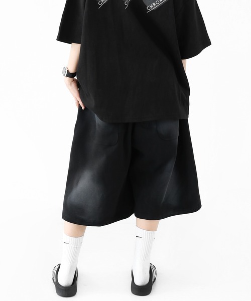 minsobi(ミンソビ)の「ダーティスプレーグラデーション ワイドスウェットハーフパンツ ユニセックス(スウェットパンツ・メンズ・ブラック/グレー・FREE)」の11枚目の写真