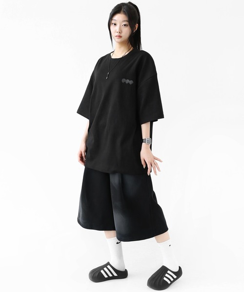 minsobi(ミンソビ)の「ダーティスプレーグラデーション ワイドスウェットハーフパンツ ユニセックス(スウェットパンツ・メンズ・ブラック/グレー・FREE)」の4枚目の写真