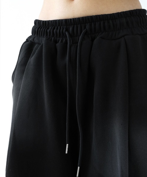 minsobi(ミンソビ)の「ダーティスプレーグラデーション ワイドスウェットハーフパンツ ユニセックス(スウェットパンツ・メンズ・ブラック/グレー・FREE)」の8枚目の写真