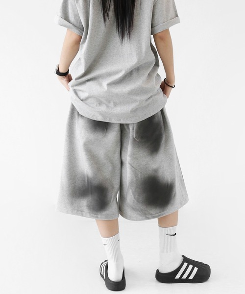 minsobi(ミンソビ)の「ダーティスプレーグラデーション ワイドスウェットハーフパンツ ユニセックス(スウェットパンツ・メンズ・ブラック/グレー・FREE)」の20枚目の写真