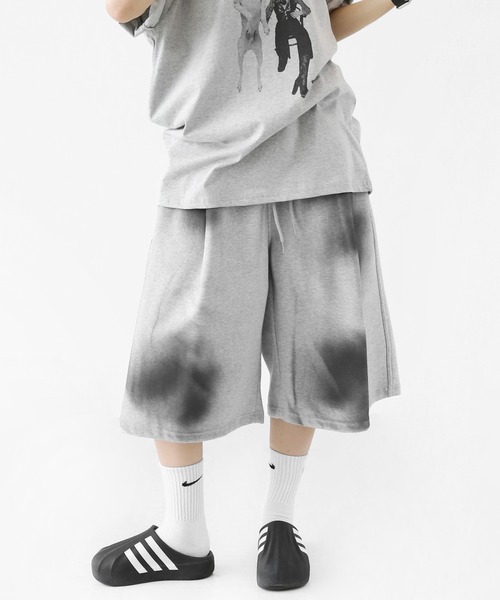 minsobi(ミンソビ)の「ダーティスプレーグラデーション ワイドスウェットハーフパンツ ユニセックス(スウェットパンツ・メンズ・ブラック/グレー・FREE)」の19枚目の写真