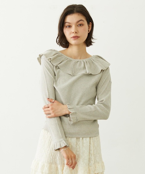 MILKFED.(ミルクフェド)の「2WAY RUFFLE COLLAR STRIPED L/S TOP(Tシャツ/カットソー・レディース・グレー/ブラック/レッド・ONE SIZE)」の2枚目の写真