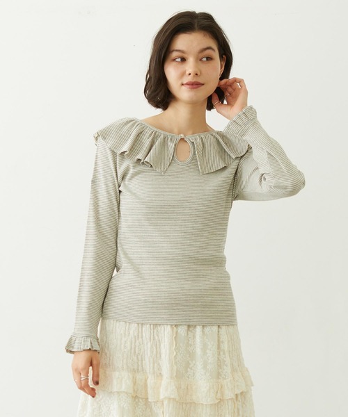MILKFED.(ミルクフェド)の「2WAY RUFFLE COLLAR STRIPED L/S TOP(Tシャツ/カットソー・レディース・グレー/ブラック/レッド・ONE SIZE)」の4枚目の写真