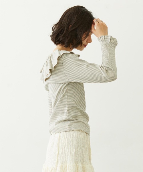 MILKFED.(ミルクフェド)の「2WAY RUFFLE COLLAR STRIPED L/S TOP(Tシャツ/カットソー・レディース・グレー/ブラック/レッド・ONE SIZE)」の5枚目の写真