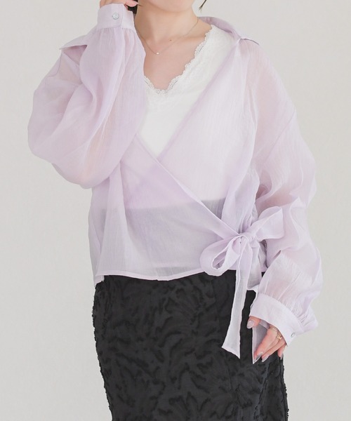 MISCH MASCH(ミッシュマッシュ)の「2026春夏新作 シアーカシュクールブラウス(シャツ/ブラウス・レディース・パープル/ホワイト・フリ-)」の1枚目の写真