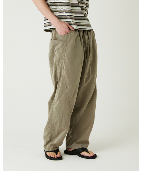 THEENDQUESTION（ジエンドクエスチョン）の「Puckering nylon pants / BEIGE（その他パンツ・レディース・その他・1/2）」の11枚目の写真