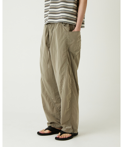 THEENDQUESTION（ジエンドクエスチョン）の「Puckering nylon pants / BEIGE（その他パンツ・レディース・その他・1/2）」の13枚目の写真