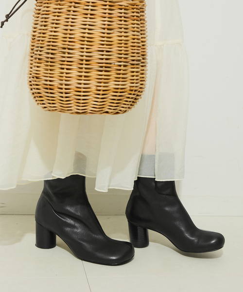 SLOBE IENA(スローブイエナ)の「《追加5》SLOBE スクエアトゥショートブーツ(ブーツ・レディース・ベージュ系その他/ブラック・23cm/23.5cm/24cm/24.5cm/25cm)」の6枚目の写真