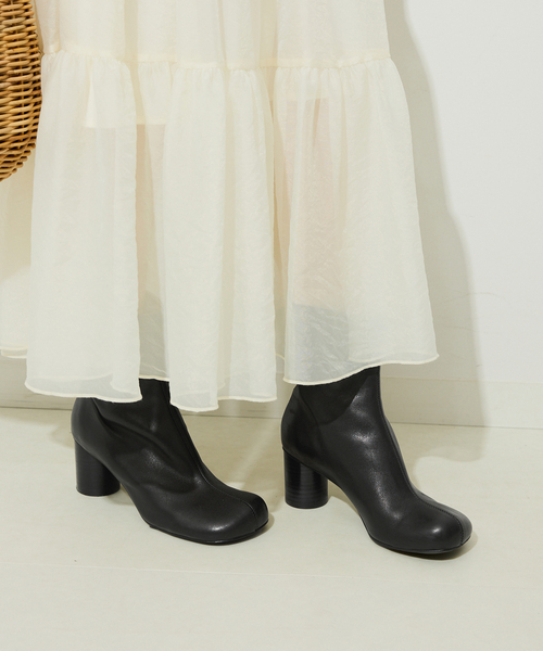 SLOBE IENA(スローブイエナ)の「《追加5》SLOBE スクエアトゥショートブーツ(ブーツ・レディース・ベージュ系その他/ブラック・23cm/23.5cm/24cm/24.5cm/25cm)」の5枚目の写真