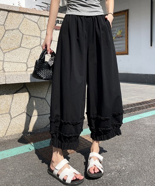 AMAJI(アマジ)の「メロウフリル 裾シャーリング ウエストゴム バルーンパンツ(その他パンツ・レディース・ホワイト/ブラック/イエロー・SMALL/MEDIUM/LARGE/X-LARGE)」の4枚目の写真