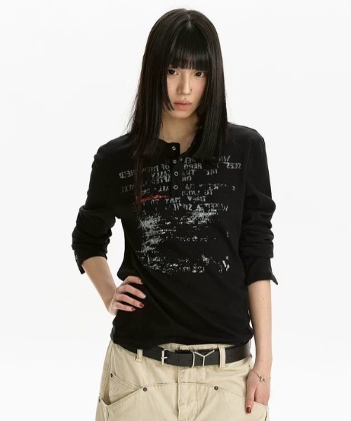 SHERU（シェル）の「【2 色展開】ヴィンテージプリント ヘンリーネック T シャツ 袖口スナップボタン トップス　長袖（Tシャツ/カットソー・レディース・ブラック/ホワイト・MEDIUM）」の3枚目の写真