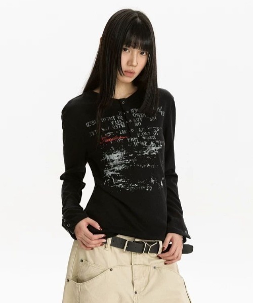SHERU（シェル）の「【2 色展開】ヴィンテージプリント ヘンリーネック T シャツ 袖口スナップボタン トップス　長袖（Tシャツ/カットソー・レディース・ブラック/ホワイト・MEDIUM）」の7枚目の写真