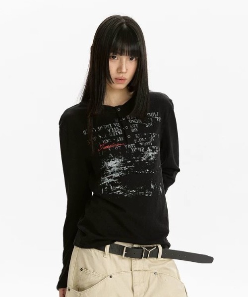 SHERU（シェル）の「【2 色展開】ヴィンテージプリント ヘンリーネック T シャツ 袖口スナップボタン トップス　長袖（Tシャツ/カットソー・レディース・ブラック/ホワイト・MEDIUM）」の10枚目の写真
