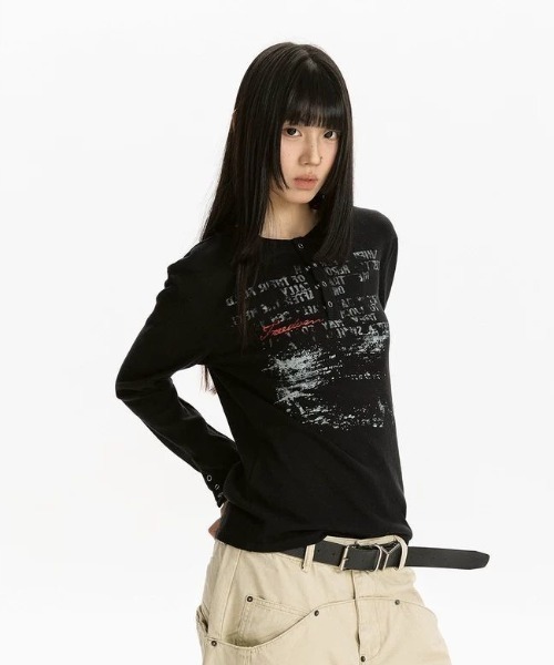 SHERU（シェル）の「【2 色展開】ヴィンテージプリント ヘンリーネック T シャツ 袖口スナップボタン トップス　長袖（Tシャツ/カットソー・レディース・ブラック/ホワイト・MEDIUM）」の11枚目の写真