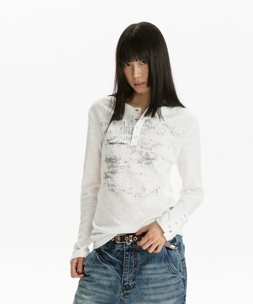 SHERU（シェル）の「【2 色展開】ヴィンテージプリント ヘンリーネック T シャツ 袖口スナップボタン トップス　長袖（Tシャツ/カットソー・レディース・ブラック/ホワイト・MEDIUM）」の8枚目の写真