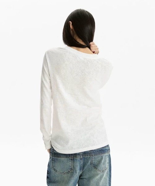 SHERU（シェル）の「【2 色展開】ヴィンテージプリント ヘンリーネック T シャツ 袖口スナップボタン トップス　長袖（Tシャツ/カットソー・レディース・ブラック/ホワイト・MEDIUM）」の19枚目の写真