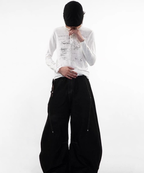 SHERU（シェル）の「【2 色展開】ヴィンテージプリント ヘンリーネック T シャツ 袖口スナップボタン トップス　長袖（Tシャツ/カットソー・レディース・ブラック/ホワイト・MEDIUM）」の15枚目の写真