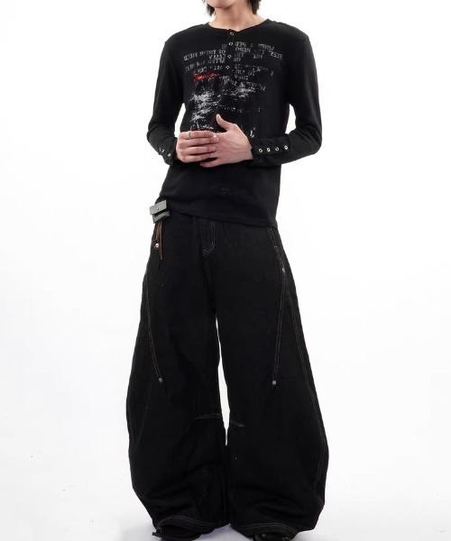 SHERU（シェル）の「【2 色展開】ヴィンテージプリント ヘンリーネック T シャツ 袖口スナップボタン トップス　長袖（Tシャツ/カットソー・レディース・ブラック/ホワイト・MEDIUM）」の21枚目の写真