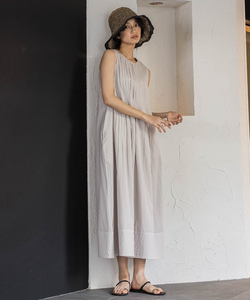 MAYSON GREY（メイソングレイ）の「エアリーボイルタックノースリーブワンピース（ワンピース・レディース・ブラウン/ネイビー/ベージュ・M）」の3枚目の写真
