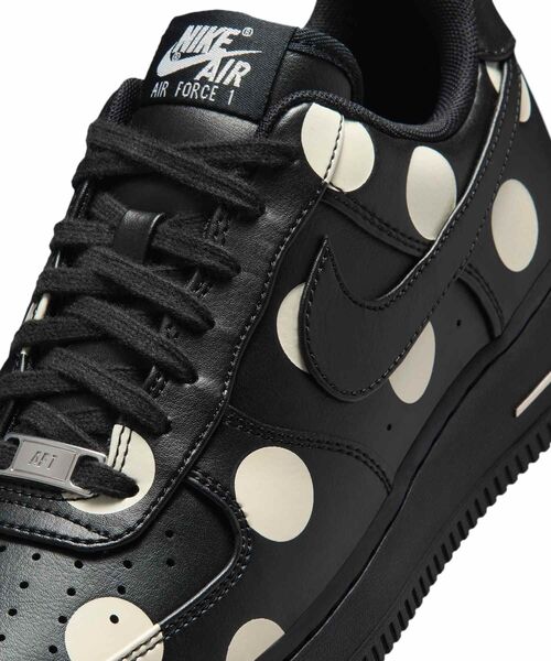 NIKE(ナイキ)の「ナイキ エア フォース 1 '07 ウィメンズシューズ / Nike Air Force 1 '07 Women's Shoes IR8647-001 Black(スニーカー・レディース・ブラック・23.5/23/22.5/25.5/25/24.5/24/26/22)」の5枚目の写真