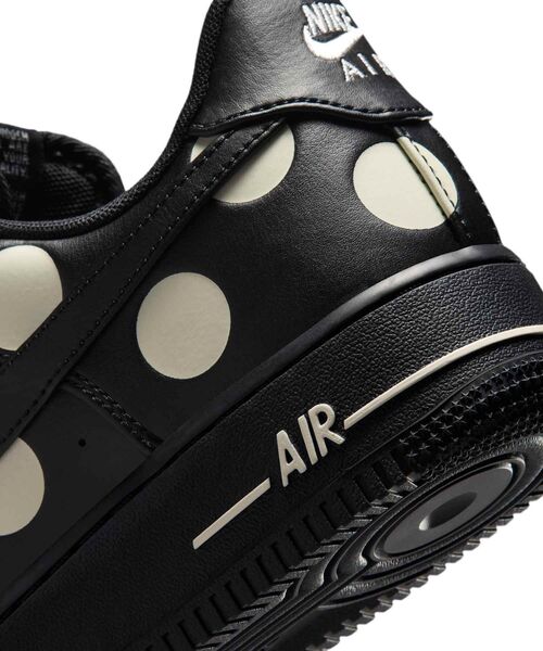 NIKE(ナイキ)の「ナイキ エア フォース 1 '07 ウィメンズシューズ / Nike Air Force 1 '07 Women's Shoes IR8647-001 Black(スニーカー・レディース・ブラック・23.5/23/22.5/25.5/25/24.5/24/26/22)」の6枚目の写真