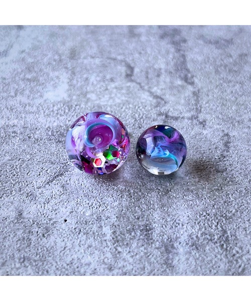 tone(トーン)の「【Willija】金属アレルギー対応《π》一点物球体アートピアス(MA)(ピアス(両耳用)・レディース・ブルー/ピンク/ブルー系3/ホワイト/ブルー系2/ピンク系3/ピンク系4/ピンク系2・FREE)」の7枚目の写真