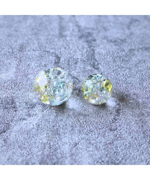 tone(トーン)の「【Willija】金属アレルギー対応《π》一点物球体アートピアス(MA)(ピアス(両耳用)・レディース・ブルー/ピンク/ブルー系3/ホワイト/ブルー系2/ピンク系3/ピンク系4/ピンク系2・FREE)」の1枚目の写真