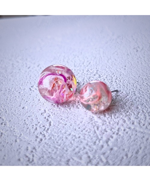 tone(トーン)の「【Willija】金属アレルギー対応《π》一点物球体アートピアス(MA)(ピアス(両耳用)・レディース・ブルー/ピンク/ブルー系3/ホワイト/ブルー系2/ピンク系3/ピンク系4/ピンク系2・FREE)」の5枚目の写真
