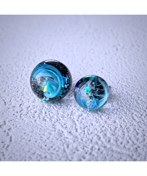 tone(トーン)の「【Willija】金属アレルギー対応《π》一点物球体アートピアス(MA)(ピアス(両耳用)・レディース・ブルー/ピンク/ブルー系3/ホワイト/ブルー系2/ピンク系3/ピンク系4/ピンク系2・FREE)」の2枚目の写真