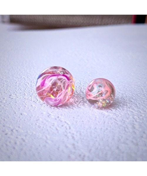 tone(トーン)の「【Willija】金属アレルギー対応《π》一点物球体アートピアス(MA)(ピアス(両耳用)・レディース・ブルー/ピンク/ブルー系3/ホワイト/ブルー系2/ピンク系3/ピンク系4/ピンク系2・FREE)」の9枚目の写真