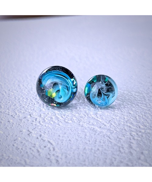 tone(トーン)の「【Willija】金属アレルギー対応《π》一点物球体アートピアス(MA)(ピアス(両耳用)・レディース・ブルー/ピンク/ブルー系3/ホワイト/ブルー系2/ピンク系3/ピンク系4/ピンク系2・FREE)」の10枚目の写真