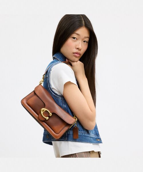 COACH(コーチ)の「タビー ショルダー バッグ 26・ラブド レザー(ショルダーバッグ・レディース・ブラウン系その他・ONE)」の4枚目の写真