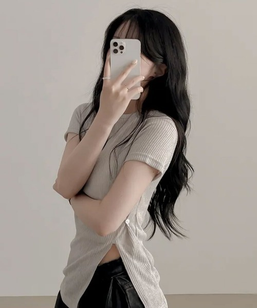 Emilie(エミリー)の「シアー スリット 半袖リブニット(Tシャツ/カットソー・レディース・ブラック/ライトベージュ・FREE)」の4枚目の写真