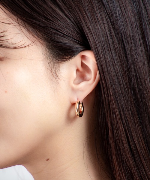 ANNIKA INEZ（アニカイネズ）の「【ANNIKA INEZ】ラージフープピアス　E1005 LRG Wide Oblique Hoops, Lrg（ピアス（両耳用）・レディース・ゴールド・FREE）」の5枚目の写真