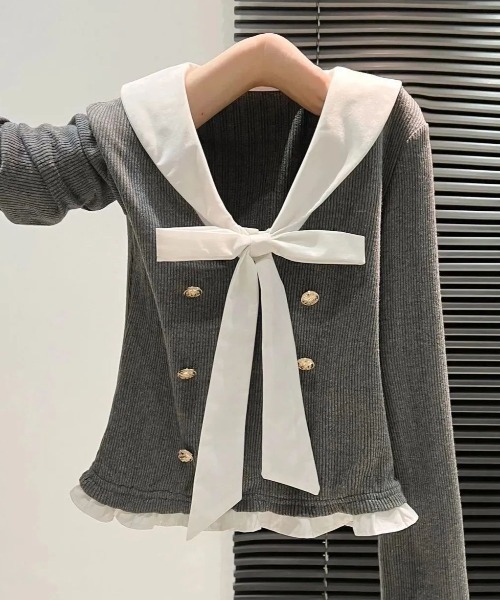 Mejoul(メジュール)の「【2026秋冬新作】セーラーカラー金ボタンリボンタイトップス(シャツ/ブラウス・レディース・グレー・F)」の1枚目の写真