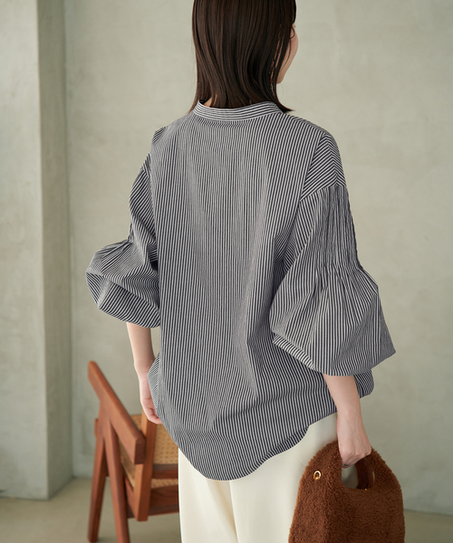 SLOBE IENA(スローブイエナ)の「《WEB限定カラーあり/追加》ピンタックバルーンスリーブブラウス(シャツ/ブラウス・レディース・ベージュ/ホワイト/ブルー/ブラック系その他・FREE)」の5枚目の写真