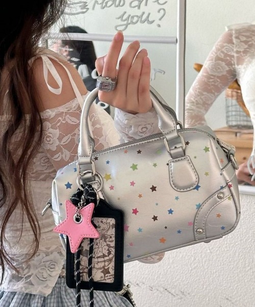 FREE STYLISTS(フリー スタイリスト)の「2WAY 韓国風Y2K スター柄 通勤・通学 ボストンバッグ(ショルダーバッグ・レディース・オフホワイト/シルバー・FREE)」の6枚目の写真