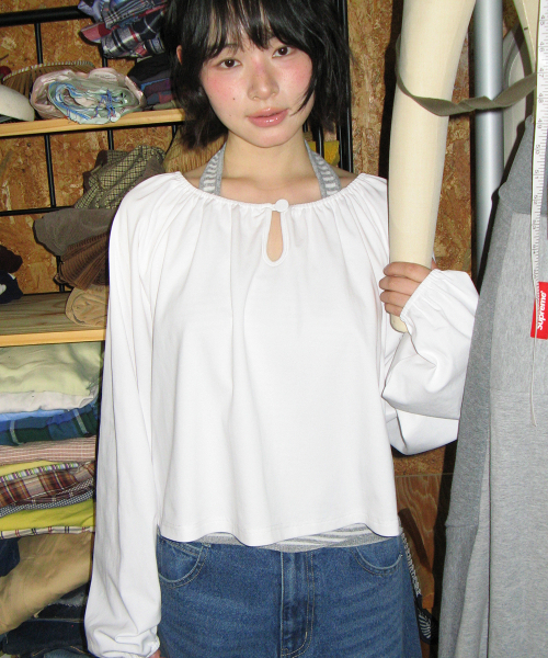 RONRON(ロンロン)の「VOLUME SHIRRING BUTTON LONG SLEEVE WHITE(Tシャツ/カットソー・レディース・その他・FREE)」の2枚目の写真