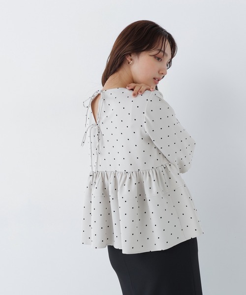 NATURAL BEAUTY BASIC(ナチュラルビューティーベーシック)の「フロッキードットブラウス(シャツ/ブラウス・レディース・ブラック系その他2/ホワイト系その他・MEDIUM/SMALL)」の2枚目の写真