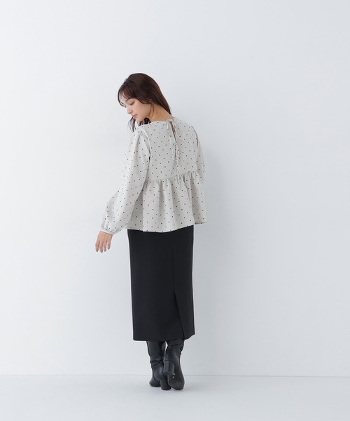 NATURAL BEAUTY BASIC(ナチュラルビューティーベーシック)の「フロッキードットブラウス(シャツ/ブラウス・レディース・ブラック系その他2/ホワイト系その他・MEDIUM/SMALL)」の5枚目の写真