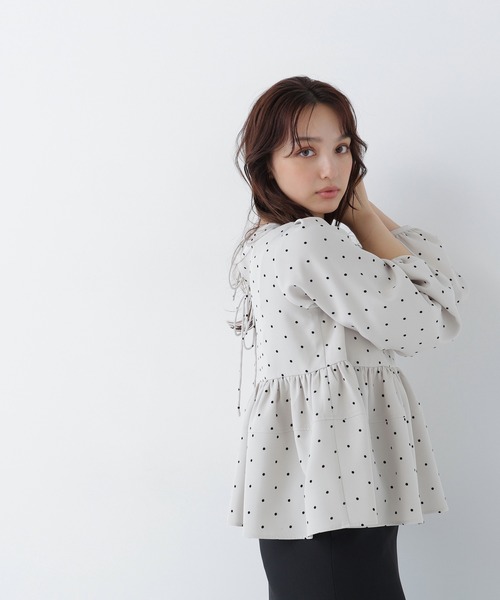 NATURAL BEAUTY BASIC(ナチュラルビューティーベーシック)の「フロッキードットブラウス(シャツ/ブラウス・レディース・ブラック系その他2/ホワイト系その他・MEDIUM/SMALL)」の6枚目の写真