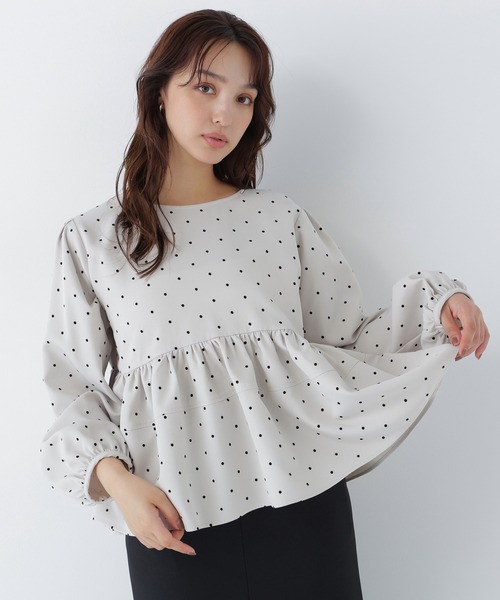NATURAL BEAUTY BASIC(ナチュラルビューティーベーシック)の「フロッキードットブラウス(シャツ/ブラウス・レディース・ブラック系その他2/ホワイト系その他・MEDIUM/SMALL)」の8枚目の写真