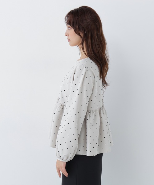 NATURAL BEAUTY BASIC(ナチュラルビューティーベーシック)の「フロッキードットブラウス(シャツ/ブラウス・レディース・ブラック系その他2/ホワイト系その他・MEDIUM/SMALL)」の10枚目の写真