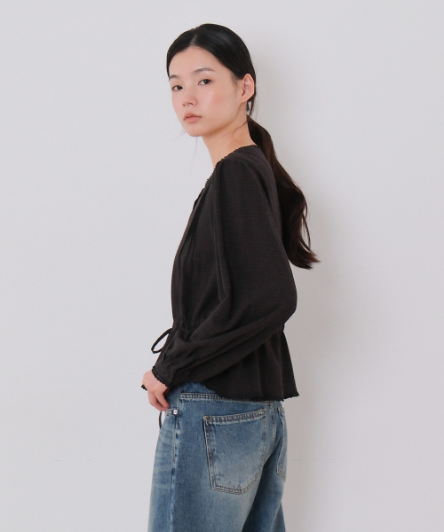 MOUI(モウイ)の「Latte blouse (BLACK)(シャツ/ブラウス・レディース・ブラック・FREE)」の3枚目の写真