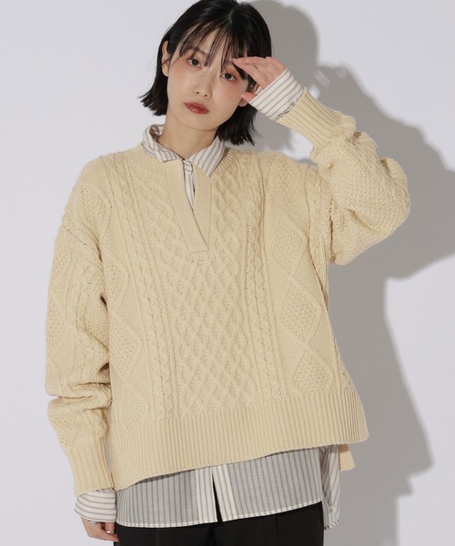 LAKOLE(ラコレ)の「<マシンウォッシャブル>ケーブルニットプルオーバー / 880939(ニット/セーター・レディース・ブラウン/レッド/キナリ/チャコール・FREE)」の2枚目の写真