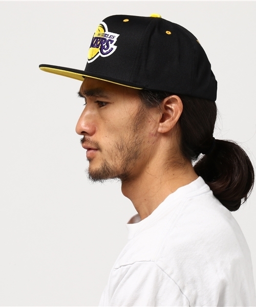 Mitchell&Ness（ミッチェル&ネス）の「MITCHELL&NESS SNAPBACK CAP NBA LOS ANGELES LAKERS SOLID VELOUR LOGO BLACK（キャップ・メンズ・ブラック・FREE）」の2枚目の写真