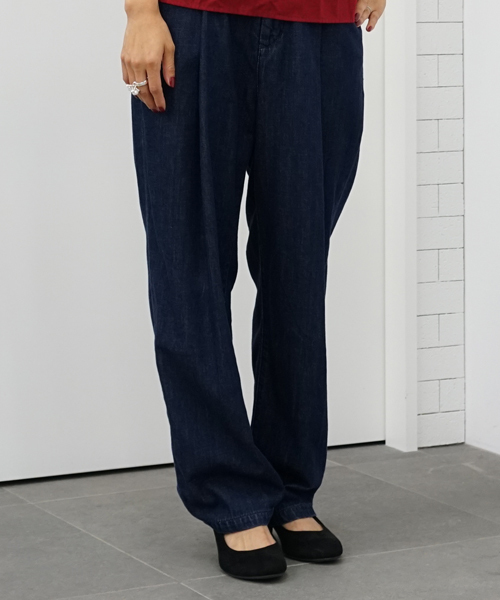 earth music&ecology（アースミュージックアンドエコロジー）の「USA COTTONデニムパンツ(タックテーパード)（デニムパンツ・レディース・ダークインディゴブルー/サックスブルー・M/L/S）」の2枚目の写真