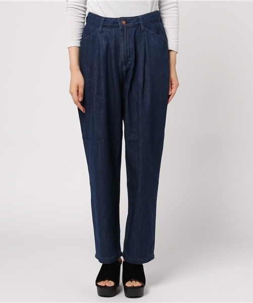 earth music&ecology（アースミュージックアンドエコロジー）の「USA COTTONデニムパンツ(タックテーパード)（デニムパンツ・レディース・ダークインディゴブルー/サックスブルー・M/L/S）」の3枚目の写真