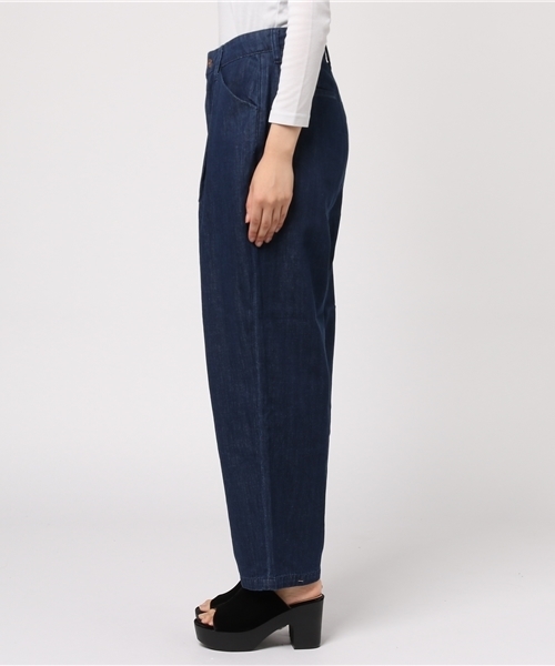 earth music&ecology（アースミュージックアンドエコロジー）の「USA COTTONデニムパンツ(タックテーパード)（デニムパンツ・レディース・ダークインディゴブルー/サックスブルー・M/L/S）」の4枚目の写真