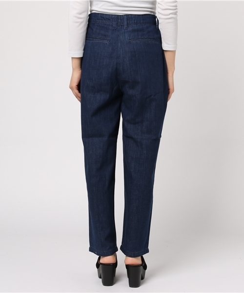 earth music&ecology（アースミュージックアンドエコロジー）の「USA COTTONデニムパンツ(タックテーパード)（デニムパンツ・レディース・ダークインディゴブルー/サックスブルー・M/L/S）」の5枚目の写真